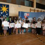 25.06.2021. Piekoszów. Na zdjęciu (od lewej): Barbara Drogosz - przewodnicząca Rady Gminy Piekoszów, Małgorzata Pietrzykowska - radna gminy Piekoszów, Barbara Drogosz - przewodnicząca Rady Gminy Piekoszów, laureatki nagrody „Laur Piekoszowski” za wybitne osiągnięcia naukowe ze szkoły podstawowej  w Brynicy oraz Zbigniew Piątek - wójt gminy Piekoszów / Marcin Marszałek / Radio Kielce