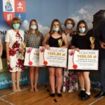 25.06.2021. Piekoszów. Na zdjęciu (od lewej): Małgorzata Pietrzykowska - radny gminy Piekoszów, laureatki nagrody „Laur Piekoszowski” za wybitne osiągnięcia naukowe  ze szkoły podstawowej w Jaworzni oraz Zbigniew Piątek - wójt gminy Piekoszów / Marcin Marszałek / Radio Kielce