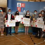 25.06.2021. Piekoszów. Na zdjęciu (od lewej): Małgorzata Pietrzykowska - radny gminy Piekoszów, laureatki nagrody „Laur Piekoszowski” za wybitne osiągnięcia naukowe ze szkoły podstawowej w Łosieniu oraz Zbigniew Piątek - wójt gminy Piekoszów / Marcin Marszałek / Radio Kielce