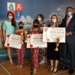 25.06.2021. Piekoszów. Na zdjęciu (od lewej): Małgorzata Pietrzykowska - radny gminy Piekoszów, Barbara Drogosz - przewodnicząca Rady Gminy Piekoszów, laureatki nagrody „Laur Piekoszowski” za wybitne osiągnięcia naukowe ze szkoły podstawowej w Micigoździe oraz Zbigniew Piątek - wójt gminy Piekoszów / Marcin Marszałek / Radio Kielce