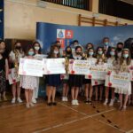 25.06.2021. Piekoszów. Na zdjęciu: Małgorzata Pietrzykowska - radny gminy Piekoszów, laureatki nagrody „Laur Piekoszowski” za wybitne osiągnięcia naukowe ze szkoły podstawowej w Piekoszowie oraz Zbigniew Piątek - wójt gminy Piekoszów (z tyłu) / Marcin Marszałek / Radio Kielce