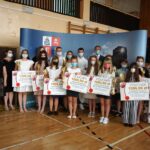 25.06.2021. Piekoszów. Na zdjęciu: Małgorzata Pietrzykowska - radny gminy Piekoszów, laureatki nagrody „Laur Piekoszowski” za wybitne osiągnięcia naukowe ze szkoły podstawowej w Piekoszowie oraz Zbigniew Piątek - wójt gminy Piekoszów (z tyłu) / Marcin Marszałek / Radio Kielce