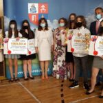 25.06.2021. Piekoszów. Na zdjęciu (od lewej): Małgorzata Pietrzykowska - radny gminy Piekoszów, laureatki nagrody „Laur Piekoszowski” za wybitne osiągnięcia naukowe ze szkoły podstawowej w Rykoszynie oraz Zbigniew Piątek - wójt gminy Piekoszów / Marcin Marszałek / Radio Kielce