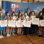 25.06.2021. Piekoszów. Na zdjęciu (od lewej): Małgorzata Pietrzykowska - radny gminy Piekoszów, laureatki nagrody „Laur Piekoszowski” za wybitne osiągnięcia naukowe ze szkoły podstawowej w Zajączkowie oraz Zbigniew Piątek - wójt gminy Piekoszów (z tyłu) / Marcin Marszałek / Radio Kielce