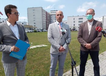 30.06.2021. Starachowice.  Konferencja ws. przywrócenia zwykłej działalności szpitala. Na zdjęciu (od lewej): Piotr Babicki - starosta starachowicki, Grzegorz Kaleta - dyrektor szpitala, Dariusz Kopania - zastępca dyrektora ds. lecznictwa / Anna Głąb / Radio Kielce