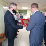 10.06.2021. Pińczów. Wojewoda odwiedził Zespół Opieki Zdrowotnej. Na zdjęciu (od lewej): wojewoda Zbigniew Koniusz i Krzysztof Słonin - dyrektor szpitala w Pińczowie / Marta Gajda / Radio Kielce