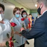 10.06.2021. Pińczów. Wojewoda odwiedził Zespół Opieki Zdrowotnej. Na zdjęciu (po prawej): wojewoda Zbigniew Koniusz / Marta Gajda / Radio Kielce