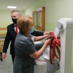 10.06.2021. Pińczów. Wojewoda odwiedził Zespół Opieki Zdrowotnej. Na zdjęciu przy przekazanym sprzęcie (od lewej): wojewoda Zbigniew Koniusz i Emilia Skuza - ze szpitala w Pińczowie / Marta Gajda / Radio Kielce
