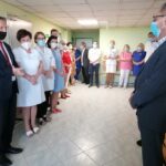 10.06.2021. Pińczów. Wojewoda odwiedził Zespół Opieki Zdrowotnej. Podziękowania dla personelu szpitala za pracę. Na zdjęciu (od lewej): wojewoda Zbigniew Koniusz i Krzysztof Słonin - dyrektor szpitala w Pińczowie / Marta Gajda / Radio Kielce