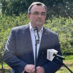 16.06.2021. Orłowiny. Przekazanie Radosławowi Gumińskiemu nowoczesnego ciągnika. Na zdjęciu: Tomasz Hinc - prezes zarządu Grupy Azoty / Emilia Sitarska / Radio Kielce