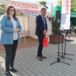 01.06.2021. Tuczępy. „Tuczępskie Smaki Tradycji". Na zdjęciu (od lewej): Anna Gembicka - wiceminister rolnictwa i rozwoju wsi i Marek Marszałek - p.o. wójta gminy Tuczępy / Marta Gajda / Radio Kielce