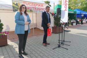 01.06.2021. Tuczępy. „Tuczępskie Smaki Tradycji". Na zdjęciu (od lewej): Anna Gembicka - wiceminister rolnictwa i rozwoju wsi i Marek Marszałek - p.o. wójta gminy Tuczępy / Marta Gajda / Radio Kielce