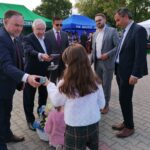 01.06.2021. Tuczępy. „Tuczępskie Smaki Tradycji". Na zdjęciu (od lewej): Marek Kwitek - poseł PiS, Krzysztof Lipiec - prezes świętokrzyskich struktur PiS, Michał Płatek - prezes Uzdrowiska Busko-Zdrój, Bartłomiej Orzeł - pełnomocnik premiera ds. programu Czyste Powietrze i Marek Marszałek - p.o. wójta gminy Tuczępy / Marta Gajda / Radio Kielce