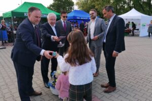 01.06.2021. Tuczępy. „Tuczępskie Smaki Tradycji". Na zdjęciu (od lewej): Marek Kwitek - poseł PiS, Krzysztof Lipiec - prezes świętokrzyskich struktur PiS, Michał Płatek - prezes Uzdrowiska Busko-Zdrój, Bartłomiej Orzeł - pełnomocnik premiera ds. programu Czyste Powietrze i Marek Marszałek - p.o. wójta gminy Tuczępy / Marta Gajda / Radio Kielce