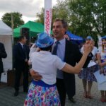 01.06.2021. Tuczępy. „Tuczępskie Smaki Tradycji". Na zdjęciu (od lewej): Zbigniew Koniusz - wojewoda świętokrzyski, Jacek Toś - dyrektor Oddziału Terenowego Krajowego Ośrodka Wsparcia Rolnictwa w Kielcach, Marek Marszałek - p.o. wójta gminy Tuczępy i panie z Koła Gospodyń Wiejskich „Paryżanki" / Marta Gajda / Radio Kielce