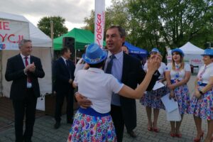 01.06.2021. Tuczępy. „Tuczępskie Smaki Tradycji". Na zdjęciu (od lewej): Zbigniew Koniusz - wojewoda świętokrzyski, Jacek Toś - dyrektor Oddziału Terenowego Krajowego Ośrodka Wsparcia Rolnictwa w Kielcach, Marek Marszałek - p.o. wójta gminy Tuczępy i panie z Koła Gospodyń Wiejskich „Paryżanki" / Marta Gajda / Radio Kielce