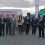 01.06.2021. Tuczępy. „Tuczępskie Smaki Tradycji". Na zdjęciu (od lewej): Andrzej Bętkowski - marszałek województwa świętokrzyskiego, Zbigniew Koniusz - wojewoda świętokrzyski, Michał Płatek - prezes Uzdrowiska Busko-Zdrój, Bartłomiej Orzeł - pełnomocnik premiera ds. programu Czyste Powietrze, Anna Gembicka - wiceminister rolnictwa i rozwoju wsi, Marek Marszałek - p.o. wójta gminy Tuczępy, Marek Kwitek - poseł PiS, Krzysztof Lipiec - prezes świętokrzyskich struktur PiS i Jacek Toś - dyrektor Oddziału Terenowego Krajowego Ośrodka Wsparcia Rolnictwa w Kielcach / Marta Gajda / Radio Kielce