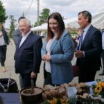 01.06.2021. Tuczępy. „Tuczępskie Smaki Tradycji". Na zdjęciu (od lewej): Marek Kwitek - poseł PiS, Magdalena Porwet, Krzysztof Lipiec - prezes świętokrzyskich struktur PiS, Anna Gembicka - wiceminister rolnictwa i rozwoju wsi i Marek Marszałek - p.o. wójta gminy Tuczępy / Marta Gajda / Radio Kielce