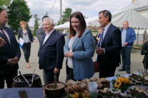 01.06.2021. Tuczępy. „Tuczępskie Smaki Tradycji". Na zdjęciu (od lewej): Marek Kwitek - poseł PiS, Magdalena Porwet, Krzysztof Lipiec - prezes świętokrzyskich struktur PiS, Anna Gembicka - wiceminister rolnictwa i rozwoju wsi i Marek Marszałek - p.o. wójta gminy Tuczępy / Marta Gajda / Radio Kielce