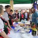 01.06.2021. Tuczępy. „Tuczępskie Smaki Tradycji". Na zdjęciu (po prawej): Anna Gembicka - wiceminister rolnictwa i rozwoju wsi i Marek Marszałek - p.o. wójta gminy Tuczępy / Marta Gajda / Radio Kielce