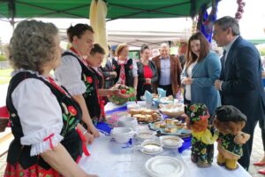 01.06.2021. Tuczępy. „Tuczępskie Smaki Tradycji". Na zdjęciu (po prawej): Anna Gembicka - wiceminister rolnictwa i rozwoju wsi i Marek Marszałek - p.o. wójta gminy Tuczępy / Marta Gajda / Radio Kielce