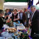 01.06.2021. Tuczępy. „Tuczępskie Smaki Tradycji". Na zdjęciu (po prawej): Andrzej Bętkowski - marszałek województwa świętokrzyskiego i Zbigniew Koniusz - wojewoda świętokrzyski / Marta Gajda / Radio Kielce