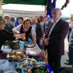 01.06.2021. Tuczępy. „Tuczępskie Smaki Tradycji". Na zdjęciu (po prawej): Andrzej Bętkowski - marszałek województwa świętokrzyskiego, Zbigniew Koniusz - wojewoda świętokrzyski i Marek Kwitek - poseł PiS / Marta Gajda / Radio Kielce