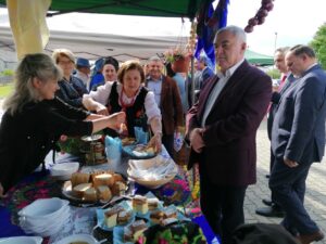 01.06.2021. Tuczępy. „Tuczępskie Smaki Tradycji". Na zdjęciu (po prawej): Andrzej Bętkowski - marszałek województwa świętokrzyskiego, Zbigniew Koniusz - wojewoda świętokrzyski i Marek Kwitek - poseł PiS / Marta Gajda / Radio Kielce