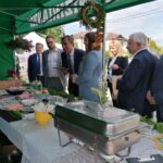 01.06.2021. Tuczępy. „Tuczępskie Smaki Tradycji". Na zdjęciu (od lewej): Jacek Toś - dyrektor Oddziału Terenowego Krajowego Ośrodka Wsparcia Rolnictwa w Kielcach, Bartłomiej Orzeł - pełnomocnik premiera ds. programu Czyste Powietrze, Marek Marszałek - p.o. wójta gminy Tuczępy, Anna Gembicka - wiceminister rolnictwa i rozwoju wsi, Małgorzata Pruś - dyrektor biura poselskiego Krzysztofa Lipca, Krzysztof Lipiec - prezes świętokrzyskich struktur PiS i Marek Kwitek - poseł PiS / Marta Gajda / Radio Kielce