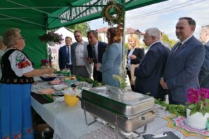 01.06.2021. Tuczępy. „Tuczępskie Smaki Tradycji". Na zdjęciu (od lewej): Jacek Toś - dyrektor Oddziału Terenowego Krajowego Ośrodka Wsparcia Rolnictwa w Kielcach, Bartłomiej Orzeł - pełnomocnik premiera ds. programu Czyste Powietrze, Marek Marszałek - p.o. wójta gminy Tuczępy, Anna Gembicka - wiceminister rolnictwa i rozwoju wsi, Małgorzata Pruś - dyrektor biura poselskiego Krzysztofa Lipca, Krzysztof Lipiec - prezes świętokrzyskich struktur PiS i Marek Kwitek - poseł PiS / Marta Gajda / Radio Kielce