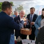 01.06.2021. Tuczępy. „Tuczępskie Smaki Tradycji". Na zdjęciu (od lewej): Jacek Toś - dyrektor Oddziału Terenowego Krajowego Ośrodka Wsparcia Rolnictwa w Kielcach, Marek Kwitek - poseł PiS, Zbigniew Koniusz - wojewoda świętokrzyski, Krzysztof Lipiec - prezes świętokrzyskich struktur PiS, Marek Marszałek - p.o. wójta gminy Tuczępy i Anna Gembicka - wiceminister rolnictwa i rozwoju wsi / Marta Gajda / Radio Kielce