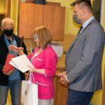 14.06.2021. Sandomierz. Przekazanie nagród od darczyńców dla krwiodawców. Na zdjęciu (od lewej): Leopold Wójcik - prezes zarządu rejonowego PCK w Sandomierzu, Wiesława Zych - pielęgniarka koordynująca pracę stacji krwiodawstwa w Sandomierzu, Marcin Marzec - burmistrz Sandomierza / Tomasz Chmiel / Urząd Miasta Sandomierz