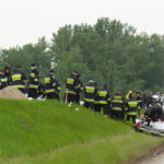 Minister administracji i cyfryzacji Rafał Trzaskowski wizytował dziś  wał  przeciwpowodziowy  na Wiśle w sandomierskim Koćmierzowie. / Grażyna Szlęzak-Wójcik / Radio Kielce