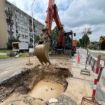 26.06.2021. Kielce. Awaria wodociągu na skrzyżowaniu ulic Klonowej i Wiśniowej / Wiktor Taszłow / Radio Kielce