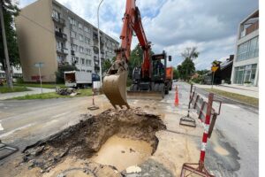 26.06.2021. Kielce. Awaria wodociągu na skrzyżowaniu ulic Klonowej i Wiśniowej / Wiktor Taszłow / Radio Kielce