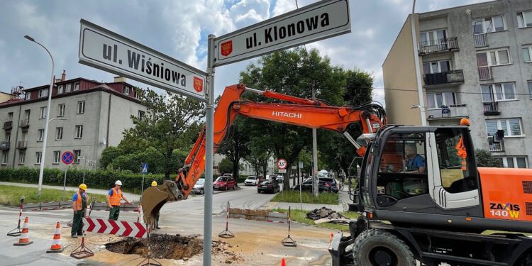 26.06.2021. Kielce. Awaria wodociągu na skrzyżowaniu ulic Klonowej i Wiśniowej / Wiktor Taszłow / Radio Kielce