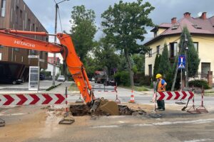 26.06.2021. Kielce. Awaria wodociągu na skrzyżowaniu ulic Klonowej i Wiśniowej / Wiktor Taszłow / Radio Kielce