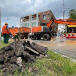 26.06.2021. Kielce. Awaria wodociągu na skrzyżowaniu ulic Klonowej i Wiśniowej / Wiktor Taszłow / Radio Kielce