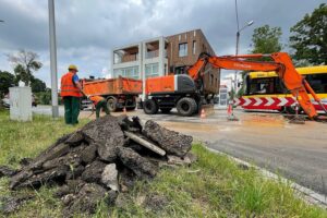 26.06.2021. Kielce. Awaria wodociągu na skrzyżowaniu ulic Klonowej i Wiśniowej / Wiktor Taszłow / Radio Kielce