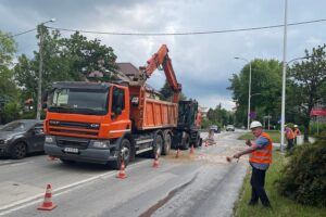 26.06.2021. Kielce. Awaria wodociągu na skrzyżowaniu ulic Klonowej i Wiśniowej / Wiktor Taszłow / Radio Kielce