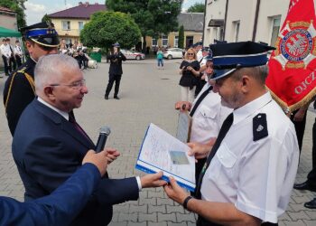 12.06.2021. Wiślica. Przekazanie wozu bojowego OSP Wiślica. Na zdjęciu Krzysztof Lipiec - poseł PiS oraz druh Józef Siwy, prezes OSP Wiślica / Marta Gajda / Radio Kielce