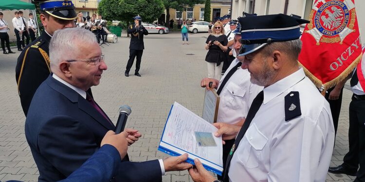 12.06.2021. Wiślica. Przekazanie wozu bojowego OSP Wiślica. Na zdjęciu Krzysztof Lipiec - poseł PiS oraz druh Józef Siwy, prezes OSP Wiślica / Marta Gajda / Radio Kielce