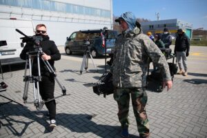 09.04.2021. Masłów. Zdjęcia do spektaklu Telewizji Polskiej „Zakładnicy” / Wiktor Taszłow / Radio Kielce