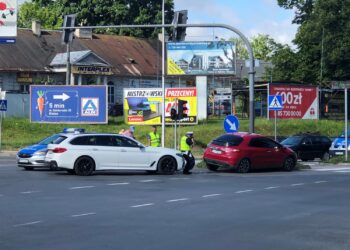 14.06.2021 Kielce. Zderzenie dwóch pojazdów na skrzyżowaniu ulic Krakowskiej i Ogrodowej / Radio Kielce