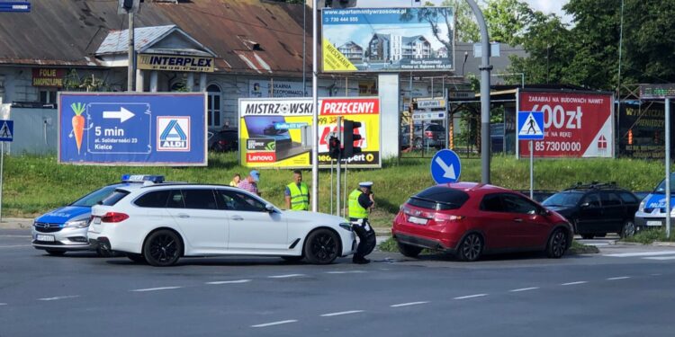 14.06.2021 Kielce. Zderzenie dwóch pojazdów na skrzyżowaniu ulic Krakowskiej i Ogrodowej / Radio Kielce