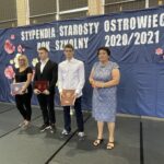 22.06.2021.Ostrowiec Świętokrzyski. Stypendia starosty ostrowieckiego. Wyróżnieni sportowcy. Od lewej mama Wiktora Staniszewskiego, Kacper Nadbrzuchowski, Bartosz Michta, Marzena Dębniak - starosta ostrowiecki / Emilia Sitarska / Radio Kielce