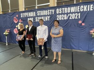 22.06.2021.Ostrowiec Świętokrzyski. Stypendia starosty ostrowieckiego. Wyróżnieni sportowcy. Od lewej mama Wiktora Staniszewskiego, Kacper Nadbrzuchowski, Bartosz Michta, Marzena Dębniak - starosta ostrowiecki / Emilia Sitarska / Radio Kielce