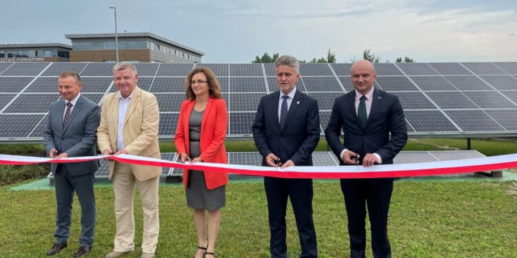 15.07.2021. Kielce. Oficjalne otwarcie farmy fotowoltaicznej przy Wojewódzkim Funduszu Ochrony Środowiska i Gospodarki Wodnej. Na zdjęciu (od lewej): Ryszard Gliwiński - prezes Wojewódzkiego Funduszu Ochrony Środowiska i Gospodarki Wodnej w Kielcach, Jarosław Rusiecki - senator PiS, Agata Wojtyszek - poseł PiS, Krzysztof Słoń - senator PiS i Rafał Nowak - wicewojewoda świętokrzyski / Paulina Michta / Radio Kielce