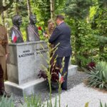 04.07.2021. Niestachów. Obchody 78. rocznicy zwycięskiego boju Oddziału Wybranieckich z Niemcami. Na zdjęciu (w środku): Jan Józef Kasprzyk – szef Urzędu ds. Kombatantów i Osób Represjonowanych, Dionizy Krawczyński - prezes Stowarzyszenia Rekonstrukcji Historycznych „Jodła” i Agata Wojtyszek - poseł PiS / Marcin Marszałek / Radio Kielce