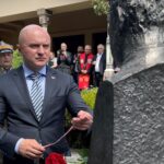 04.07.2021. Niestachów. Obchody 78. rocznicy zwycięskiego boju Oddziału Wybranieckich z Niemcami. Na zdjęciu (od lewej): Dionizy Krawczyński - prezes Stowarzyszenia Rekonstrukcji Historycznych „Jodła” i Rafał Nowak - wicewojewoda świętokrzyski / Marcin Marszałek / Radio Kielce